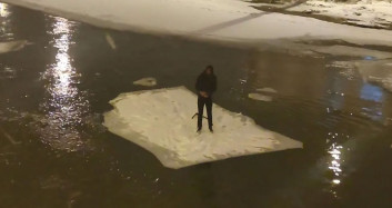 Bayburt’ta Kırdığı Buz Kütlesi İle Çoruh Nehri'nde Seyahate Çıktı