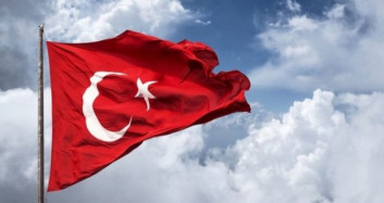 Türk Askeri Bayrağı Dikti!