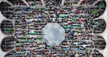 Bayram namazında Fatih Camii'ne akın eden binlerce Müslüman havadan görüntülendi!