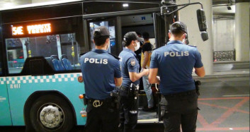 Beşiktaş'ta Binemediği Halk Otobüsüne Saldırdı