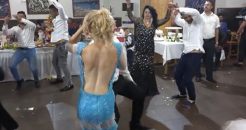 Mavi Elbiseli Kızın Dansı Sosyal Medyayı Salladı!