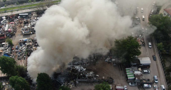 Bursa'da korkutan yangın: Geri dönüşüm tesisinde çıkan yangın drone ile görüntülendi