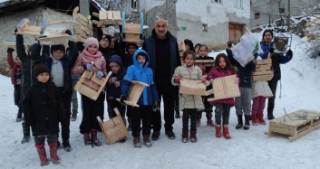 Bursa'da Köy Muhtarı Çocukları Mutlu Etmek İçin Elleriyle 60 Adet Kızak Yaptı