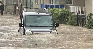 Bursa’da sağanak yağış hayatı felç etti: Araçlar sürüklendi, iş yerlerini su bastı