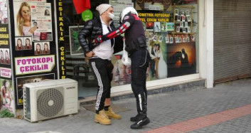 Bursa'da Yasağı Delen Vatandaş Kedilere Tekme Attı