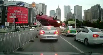 Çin'de Kontrolden Çıkan Araç, Diğer Araçların Üzerine Uçtu