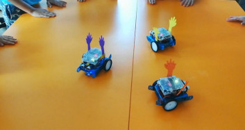 Çocukların Tasarladığı Erik Dalı Oynayan Robotlar Beğeni Topladı