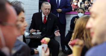 Cumhurbaşkanı Erdoğan’dan Samimi Anlar! Vatandaşlarla Sohbet Edip Dondurma Yedi