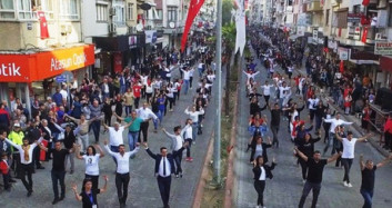 İzmir Ödemiş'te Aynı Anda 2 Bin Kişi Zeybek Oynadı