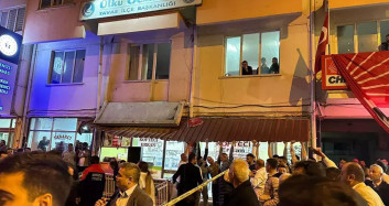 Denizli’deki CHP ilçe binasının balkonu çöktü: 1 kişi hayatını kaybetti!