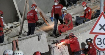 İzmir'de Deprem Sonrası Yıkılan Binaların Enkazları Havadan Görüntülendi