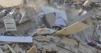 İzmir'de Binanın Çökme Anı Görüntülendi