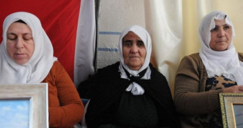 HDP Önünde Diyarbakır Anneleri ile Partililer Arasında Gerginlik Çıktı