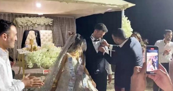 Diyarbakır'da Düğünde Ağabeyinin Kardeşine Taktığı Sanal Para Şaşırttı