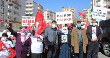 Diyarbakır’da 'Oturma Eylemi'ne Bir Aile Daha Katıldı