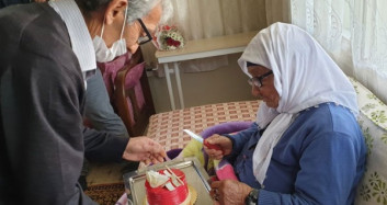 106 Yaşındaki Şehit Annesinin İlk Defa Doğum Günü Kutlandı
