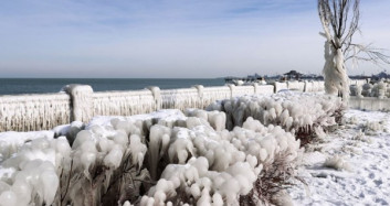 Amerika'da Şiddetli Soğuklar Bir Şehri Buzullara Çevirdi