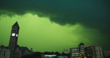 Dubai'de olağanüstü an: Yağmurda gökyüzü yeşile büründü! O anlar kameralara yansıdı