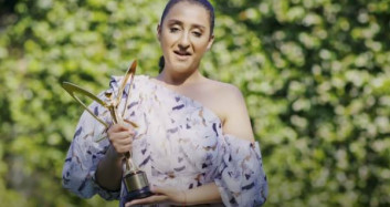 Pantene En İyi Komedi Dizisi Kadın Oyuncu Ödülünü Ecem Erkek Aldı