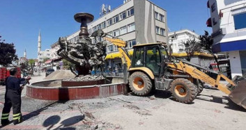 Edirne'de Şehrin Simgesi Olan Heykel Yıkıldı