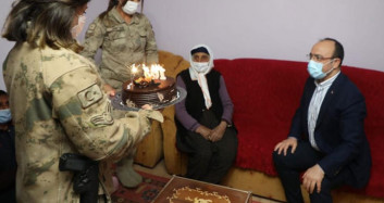 Elazığ’da 103 Yaşındaki Nineye Doğum Günü Sürprizi