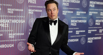 Elon Musk kırmızı halıda şekilden şekile girdi!