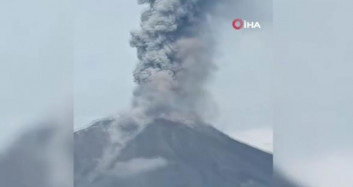 Endonezya'da Bulunan Sinabung Yanardağı Kül Püskürttü