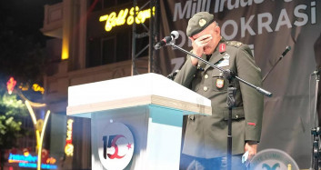 Erzincan'daki 15 Temmuz programında duygu dolu anlar! 3. Ordu Kurmay Başkanı Davut Ala, o geceyi hatırlayınca gözyaşlarına hakim olamadı!