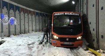 Erzurum’da Caddeler Sokaklar Dolu Yağışıyla Beyaza Büründü