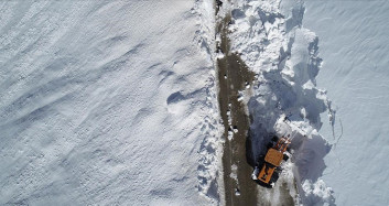 Erzurum'da 'Kar Kaplanları'nın İlkbahardaki Zorlu Karla Mücadelesi