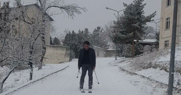 Kar Yağışını Fırsata Çevirdi: Erzurum’daki Öğretmen Okula Kayarak Gidiyor!