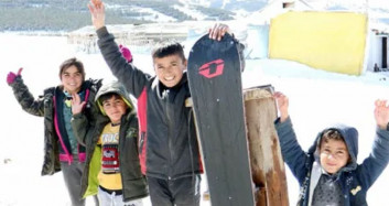 Erzurum’lu Çocuklar Karın Keyfini Kendi Yaptıkları Kayak Takımıyla Çıkardı
