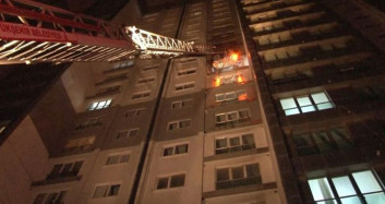 Esenyurt'ta Bir Apartmanın 9'uncu Katında Yangın Çıktı