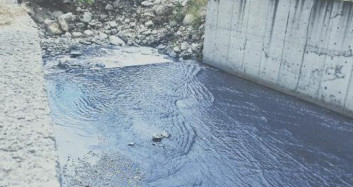 Esenyurt'ta Kanaldan Mavi  Su Aktı