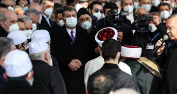 Fahrettin Koca, Cenazedeki Sosyal Mesafesiz Görüntü İçin Özür Diledi