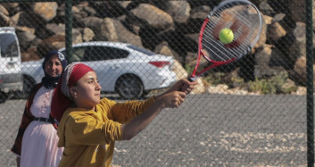 Fedakar Anneden Alkışlanacak Hareket! Şanlıurfa'da Kızı İçin Tenis Kortuna Çıktı