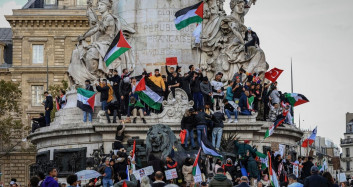 Fransa'da Gazze eylemi! Eylemciler Lyon çeşmesini kırmızıya boyadı