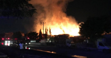 Gaziantep’te Çıkan Yangında Ahşap Palet Fabrikası Kül Oldu