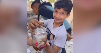 Gazze’de Enkazdan Balıkları Kurtaran Çocukların Sevinci Duygulandırdı