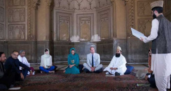 Kate Middeton ve Prens William Pakistan Gezisinde Cami Ziyaretinde Bulundu