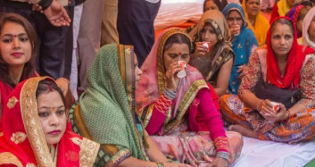 Hindistan'da Coronavirüse Karşı 'İnek İdrarı İçme Partisi'