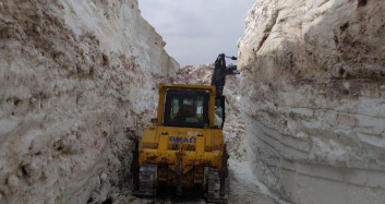 Hakkari'de Askeri Üs Bölgesinde 8 Metrelik Kar Temizleniyor