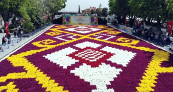 İstanbul'da Dünyanın En Büyük Lale Halısı Serildi