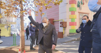 HDP'li Milletvekili Evlat Nöbeti Tutan Ailelere Zafer İşareti Yaptı