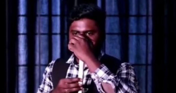 Hint Müzisyen Burnuyla Mızıka Çalarken Beatbox Yapıyor