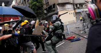 Hong Kong'da Göstericiler Polisi Ateşe Verdi