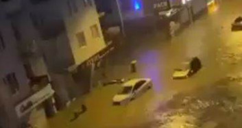 İzmir'de Felaket! Araçlar Suya Gömüldü