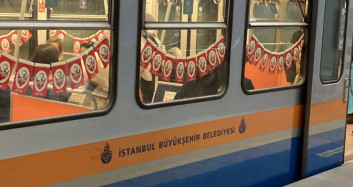 İBB'nin Metroları Bayrakla Süslemesinin Maliyeti Belli Oldu