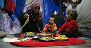 İdlib'deki Kamplarda Yoksulluk İçinde İlk İftar