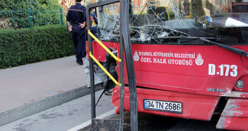 Beşiktaş'ta İETT Otobüsü Bariyerlere Çarptı
